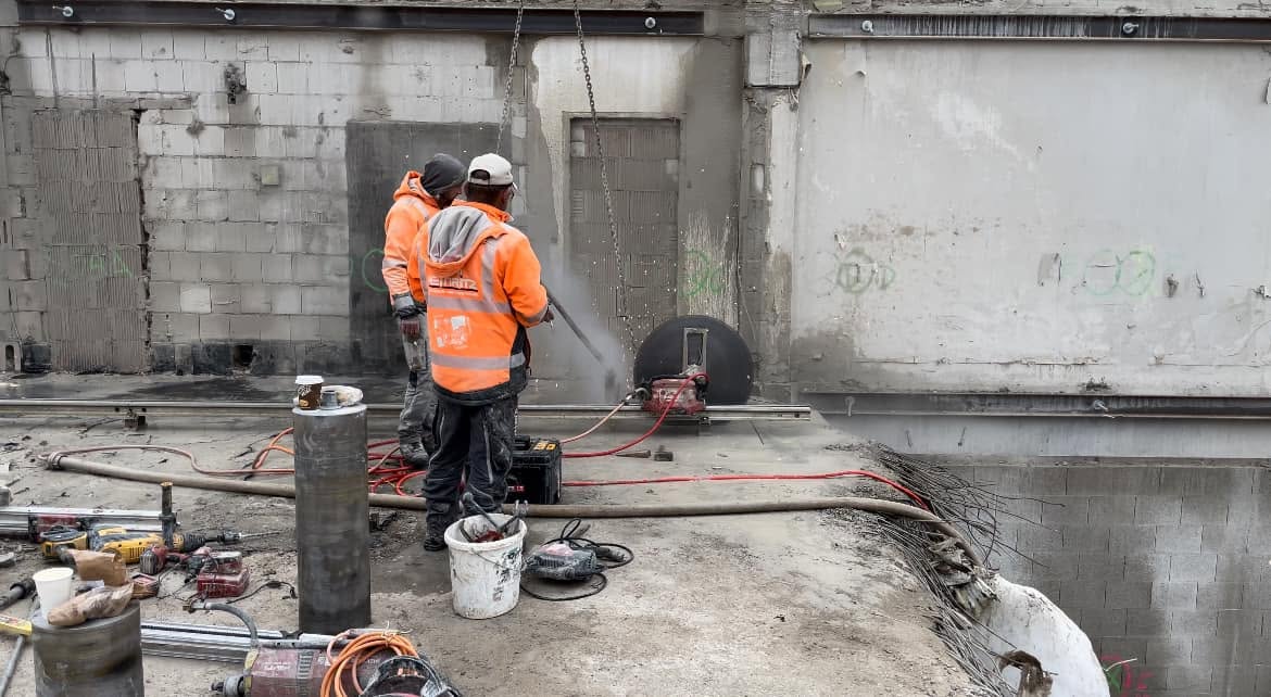 Wandsägearbeiten mit Kranabstützung im Rückbau