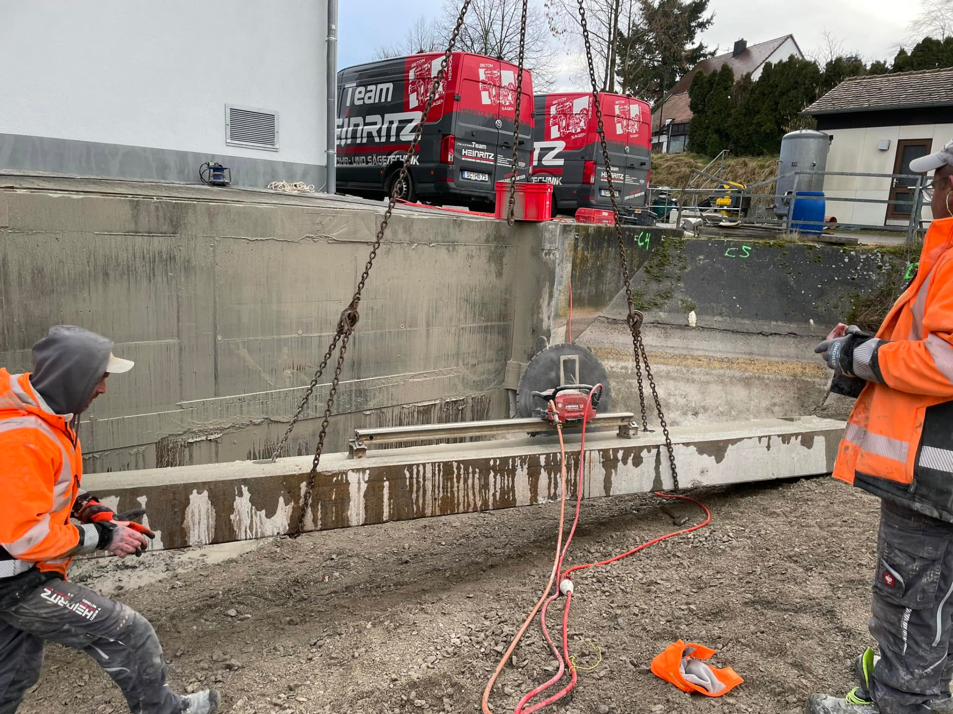 Betonträger wird mit Kran gehoben und mit Wandsäge getrennt